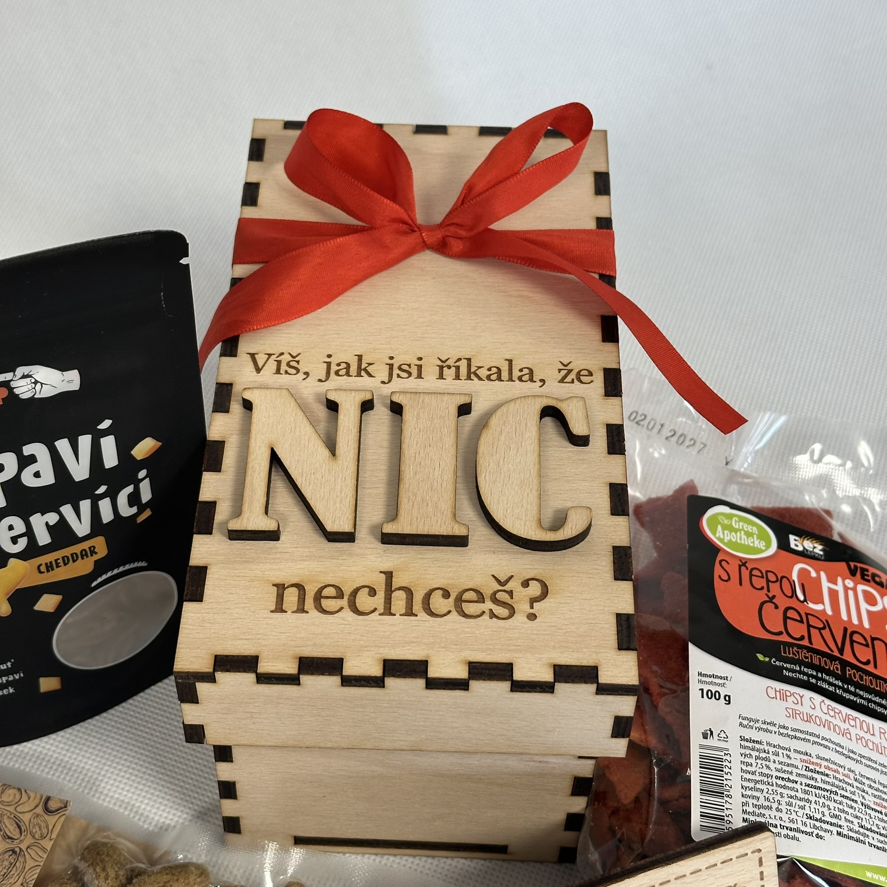 Detail dárkové krabičky s nápisem Víš, jak jsi říkala, že NIC nechceš?